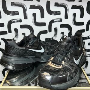 Nike Mens Black and Gray Sneakers! With Original Box! $120 in stores!